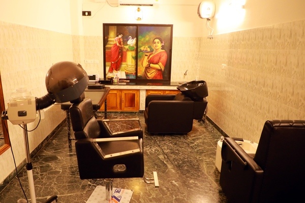 Velayudhan Pillai Ayurveda Clinic salon & wellness room